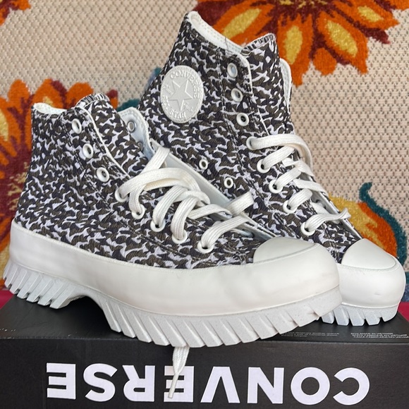 Converse A00877C
CTAS LUGGED 2.0 HI
SAND DUNE/EGRET/EGRET
WMNS sneakers Platform - Picture 7 of 16